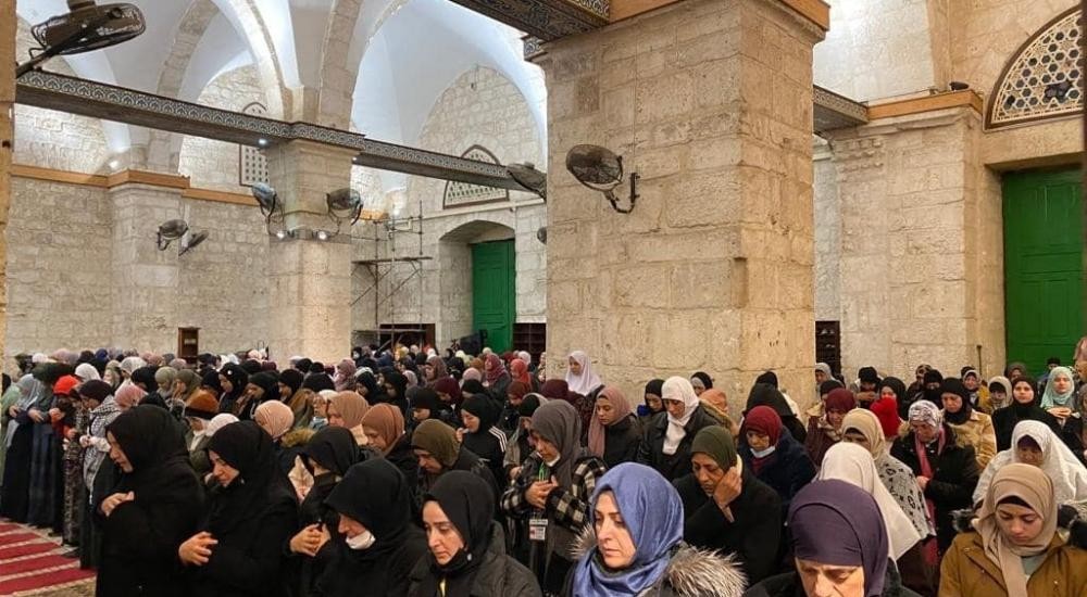 شاهد.. الآلاف يلبون نداء الفجر العظيم بأداء الصلاة في المسجد الأقصى