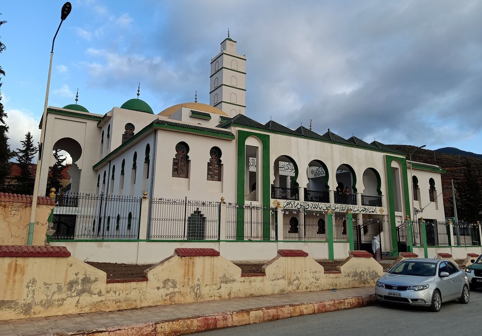 بحضور والدته.. الجزائر تدشن مسجدا تبرع بتكلفة إنشائه النجم العربي رياض محرز(صور )