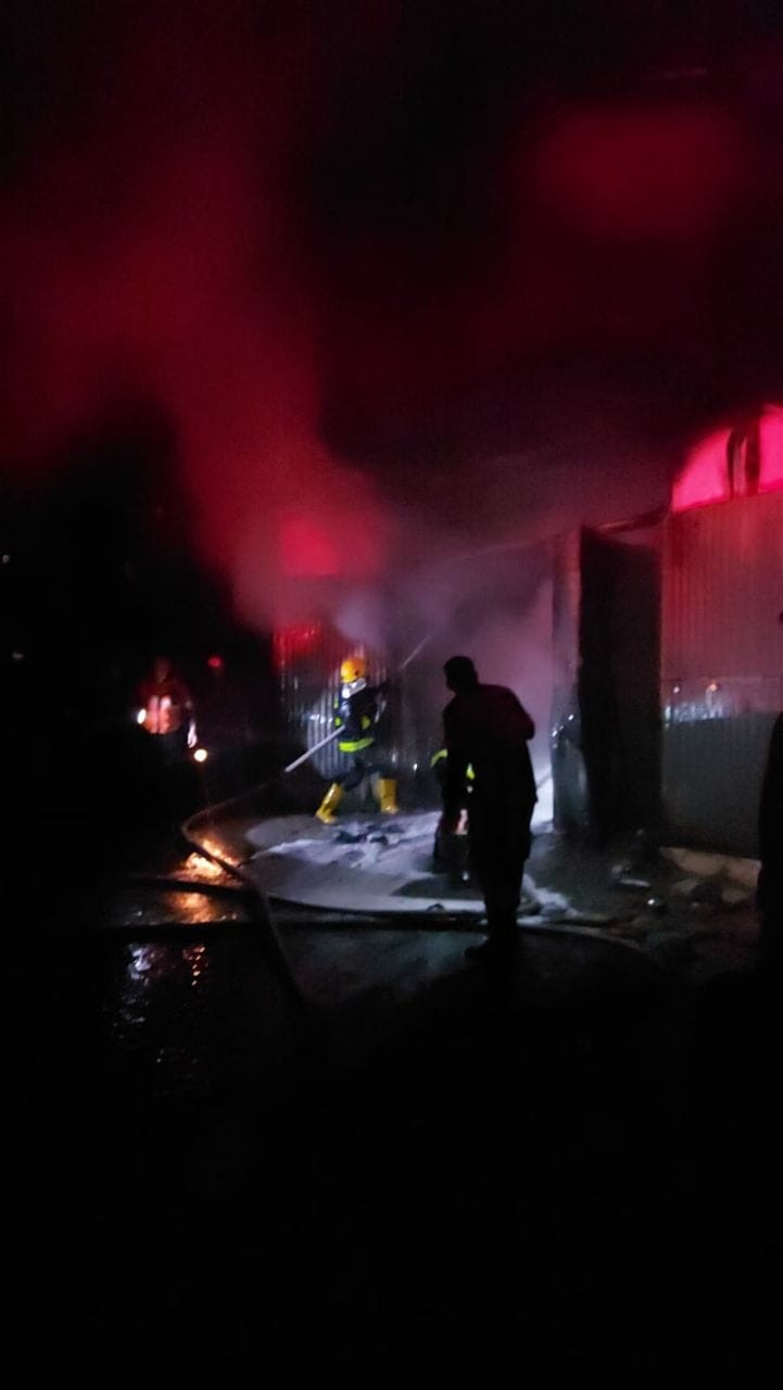 شاهد: اندلاع حريق كبير داخل منزل غرب مدينة خانيونس
