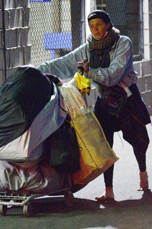 شاهد: عارضة أزياء سابقة وطليقة نجم أمريكي تظهر حافية القدمين وتبحث في القمامة عن الطعام