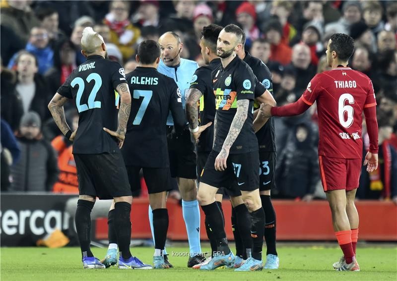 بالصور.. إنتر يُسقط ليفربول في أنفيلد ويودع دوري الأبطال