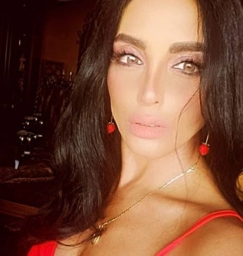شاهد: زوجة ناجي الاسطا تلفت الانظار في احدث ظهور ! جمالها حديث المتابعين