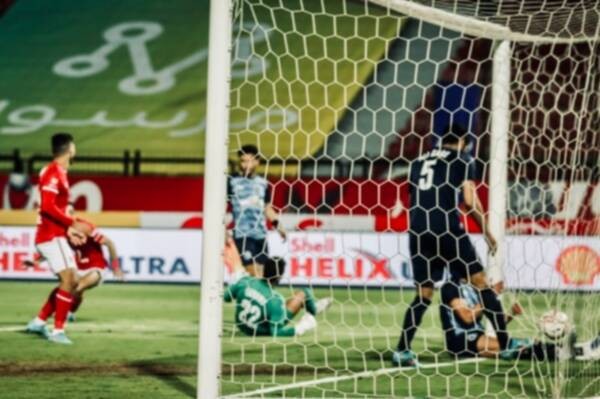 بالصور.. الأهلي يقهر بيراميدز وينفرد بصدارة الدوري المصري
