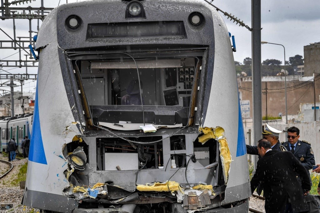 إصابة 95 شخصًا في حادث تصادم قطارين بتونس