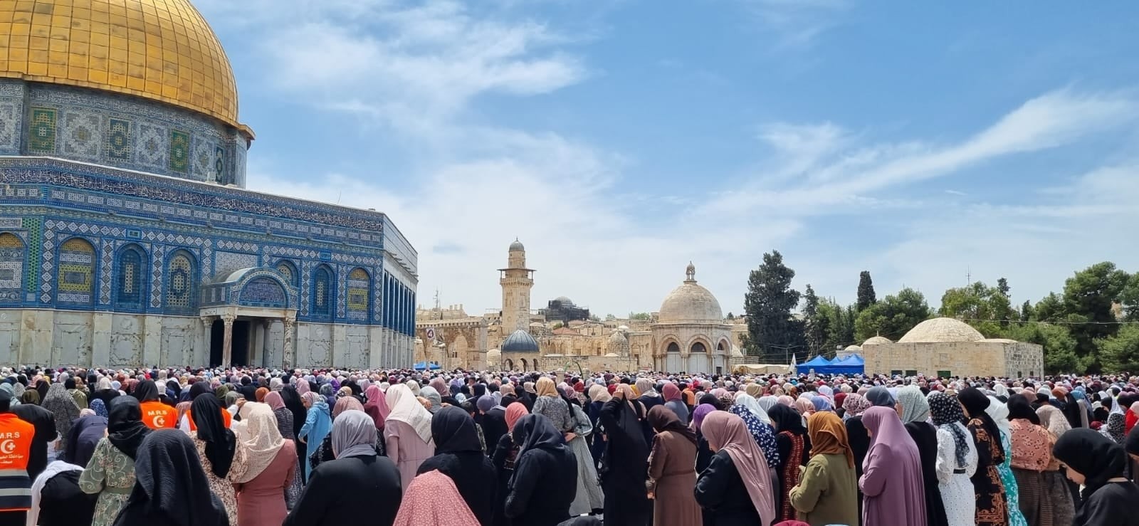 بالصور: عشرات آلاف المصلين يؤدّون صلاة الجمعة في المسجد الأقصى