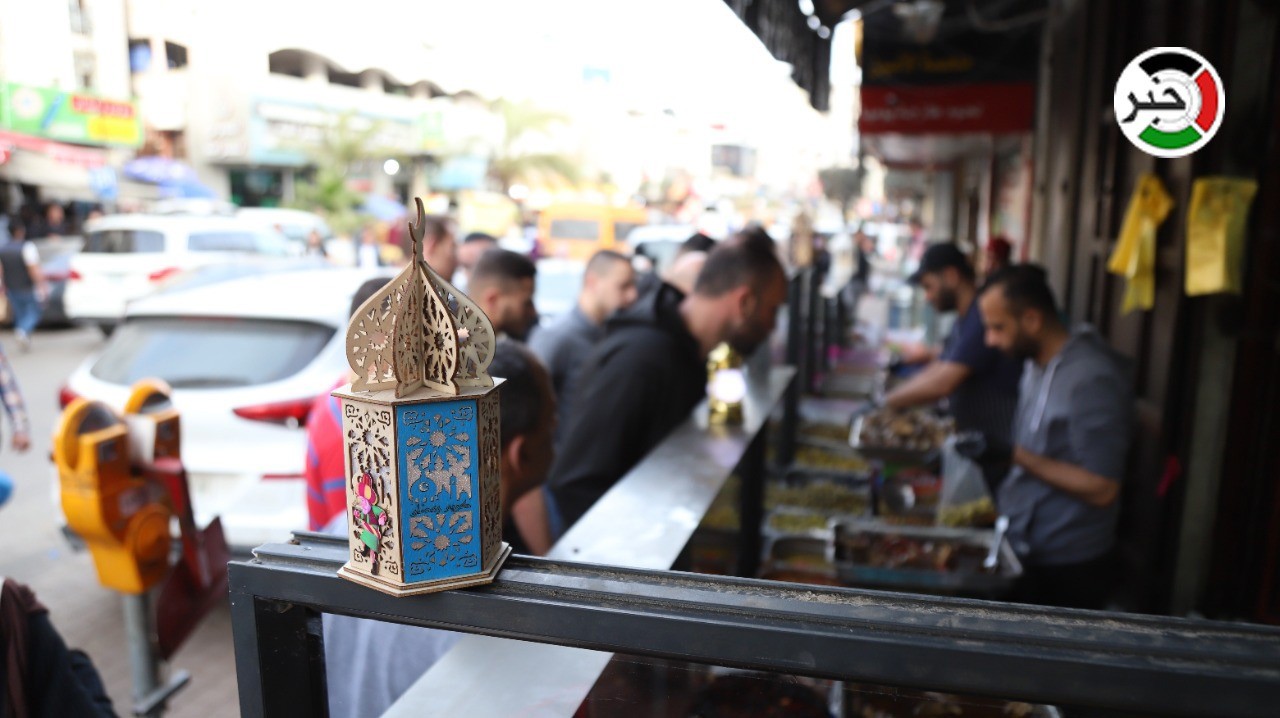 شاهد: عدسة وكالة "خبر" ترصد أجواء رمضان من أسواق رام الله