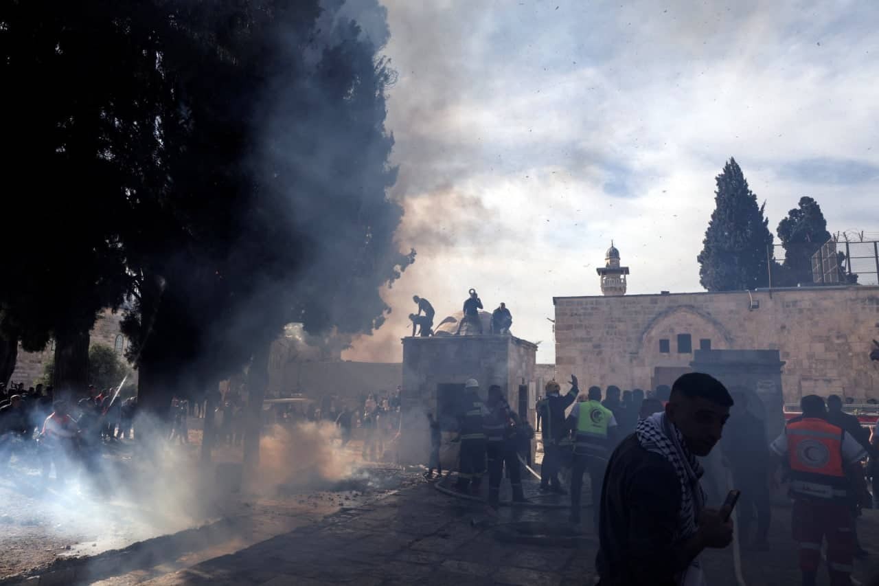 شاهد: طواقم الإطفاء تتمكن من إخماد حريق في أحد أشجار المسجد الأقصى