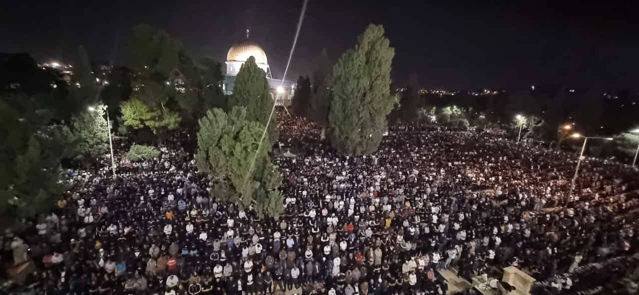 عشرات الآلاف من المواطنين الفلسطينيين يقيمون ليلة القدر في باحات المسجد الأقصى المبارك