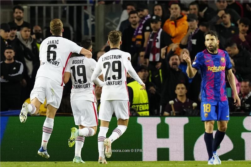 بالصور.. فرانكفورت يبدد حلم برشلونة الأوروبي في كامب نو