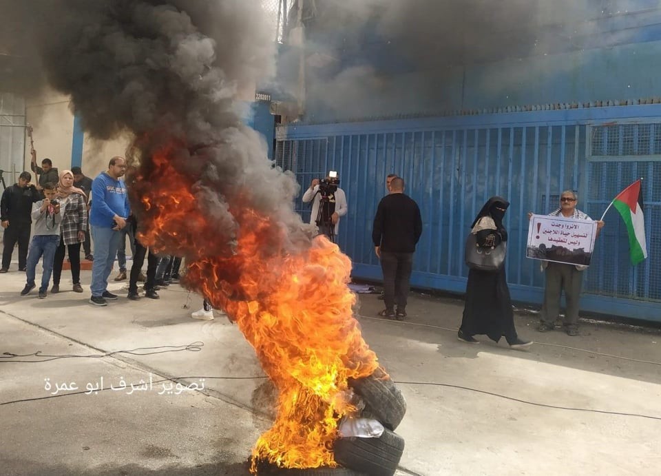 مواطنون يُشعلون "كوشوك" أمام مقر أونروا بغزة لهذا السبب!