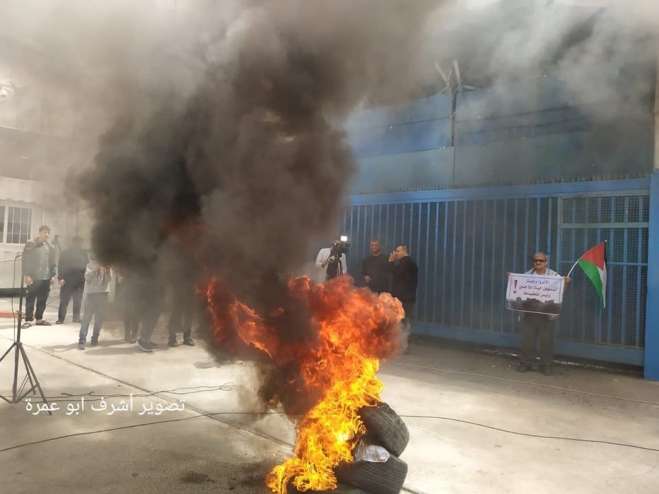 مواطنون يُشعلون "كوشوك" أمام مقر أونروا بغزة لهذا السبب!
