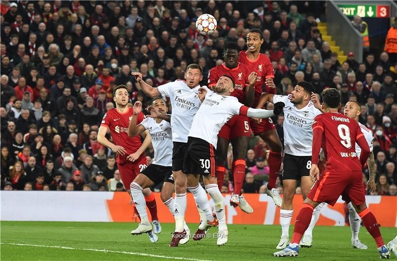 بالصور.. ليفربول يتأهل لنصف نهائي الأبطال بتعادل مثير مع بنفيكا