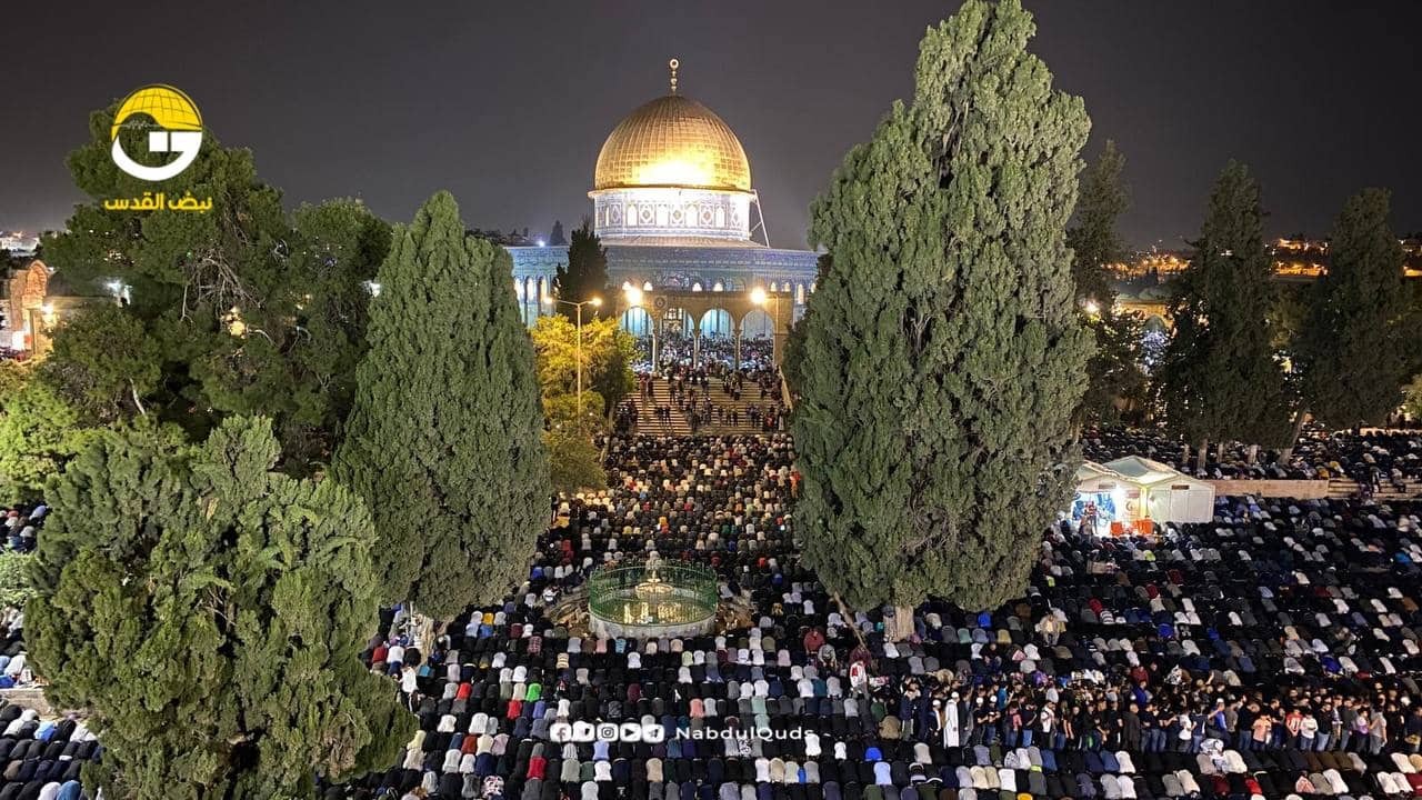 عشرات الآلاف من المواطنين الفلسطينيين يقيمون ليلة القدر في باحات المسجد الأقصى المبارك