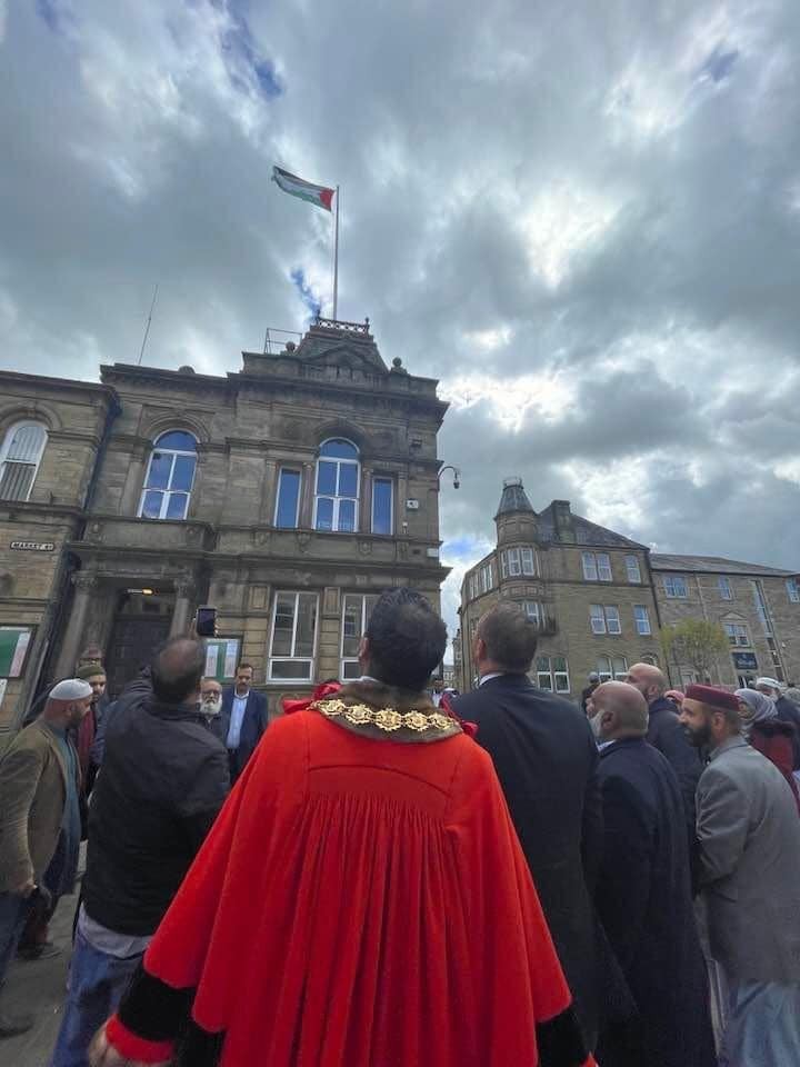 بلدية بيندل البريطانية ترفع العلم الفلسطيني
