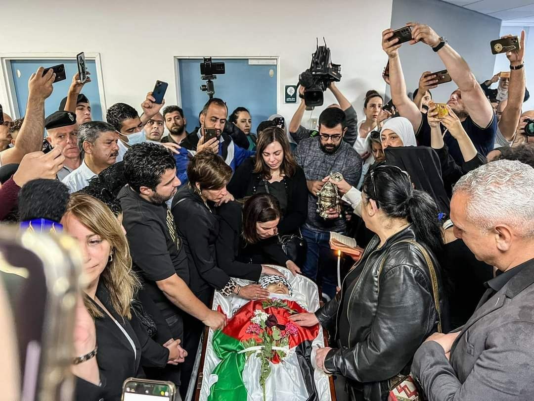 بدء مراسم تشييع جثمان الصحافية الشهيدة شيرين أبو عاقلة في مقر الرئاسة