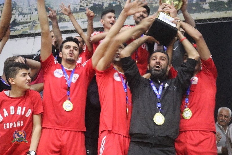 بالصور : مدرب غزي يحقق الإنتصار من خلف الأسوار