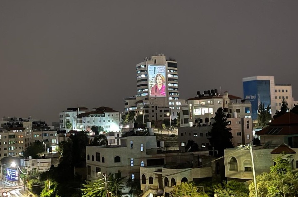 بالصور: إضاءة برج "تلفزيون فلسطين" بصورة شيرين أبو عاقلة