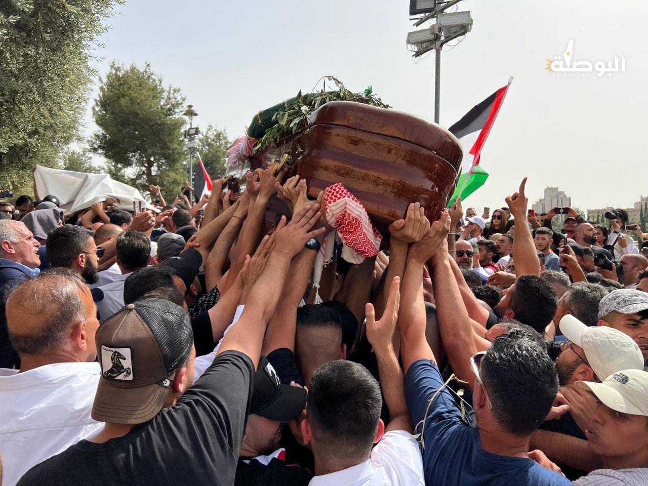 وصول جثمان الإعلامية الشهيدة أبو عاقلة إلى مقبرة جبل صهيون بالقدس