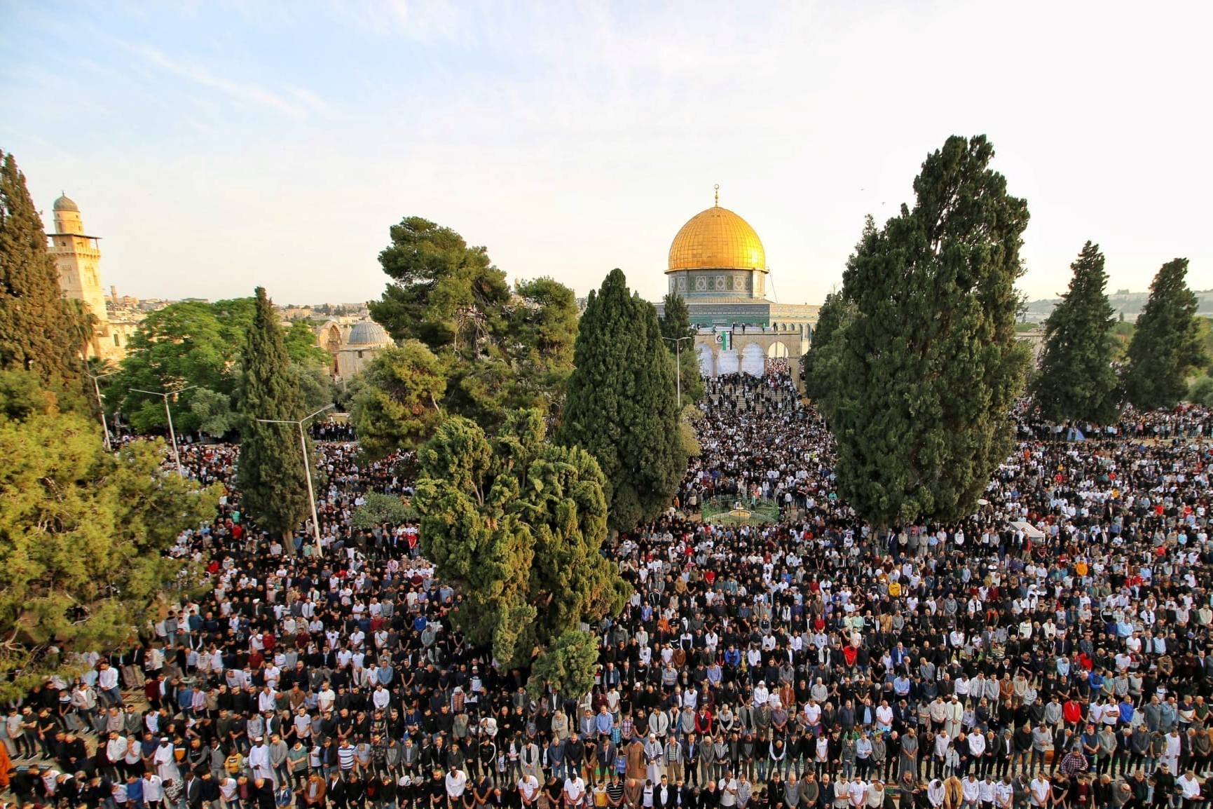 شاهد: الآلاف يؤدون صلاة عيد الفطر السعيد في باحات المسجد الأقصى 