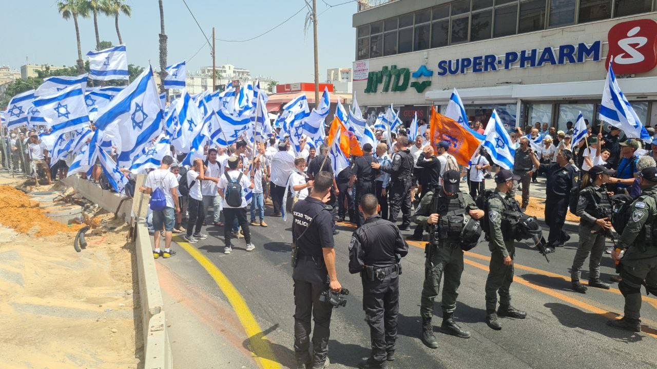 بالفيديو والصور: بدء "مسيرة الأعلام" في اللد بحراسة مشددة من جيش الاحتلال