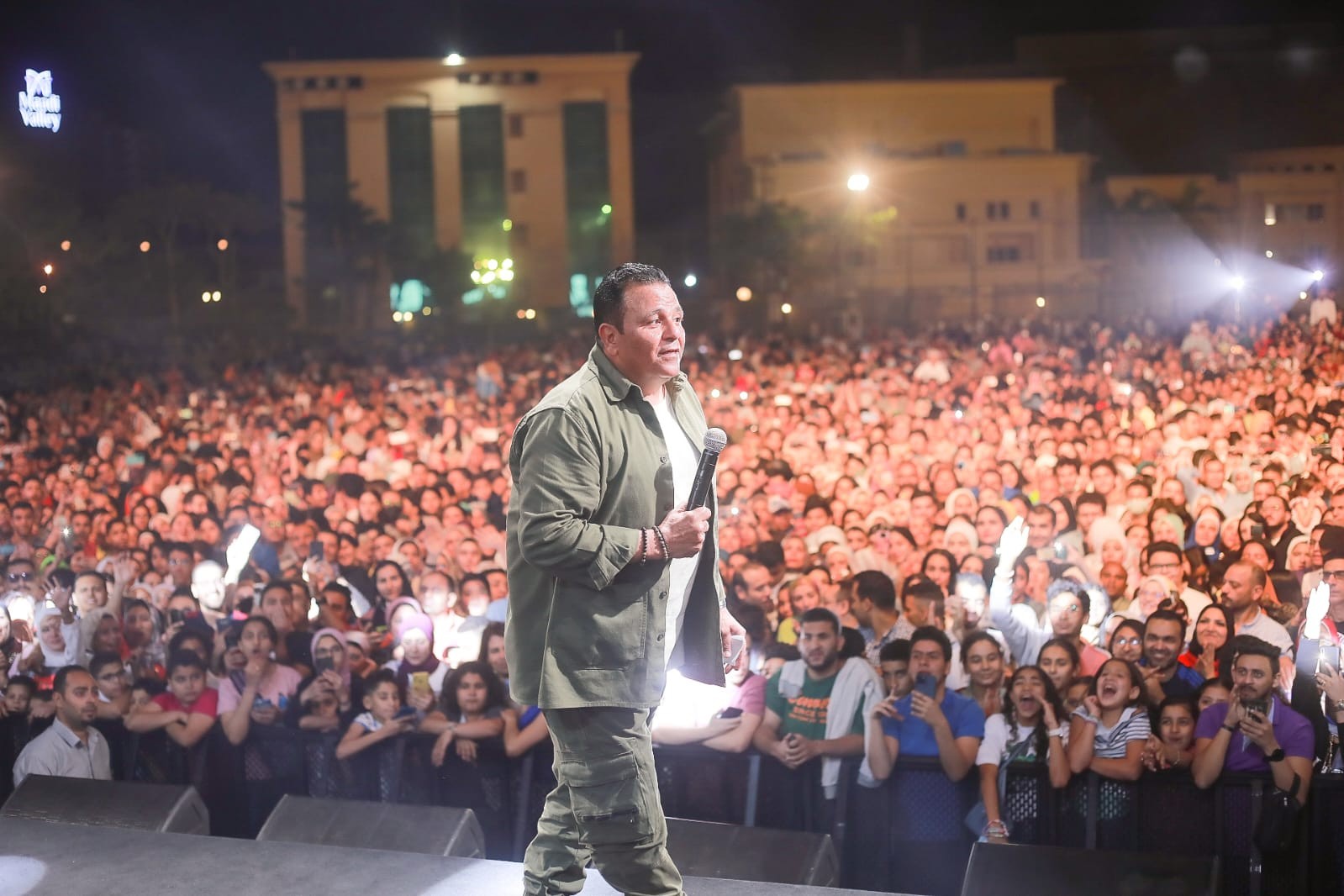 شاهد: محمد فؤاد يبهر الجمهور بأغنيته "بين إيديك"