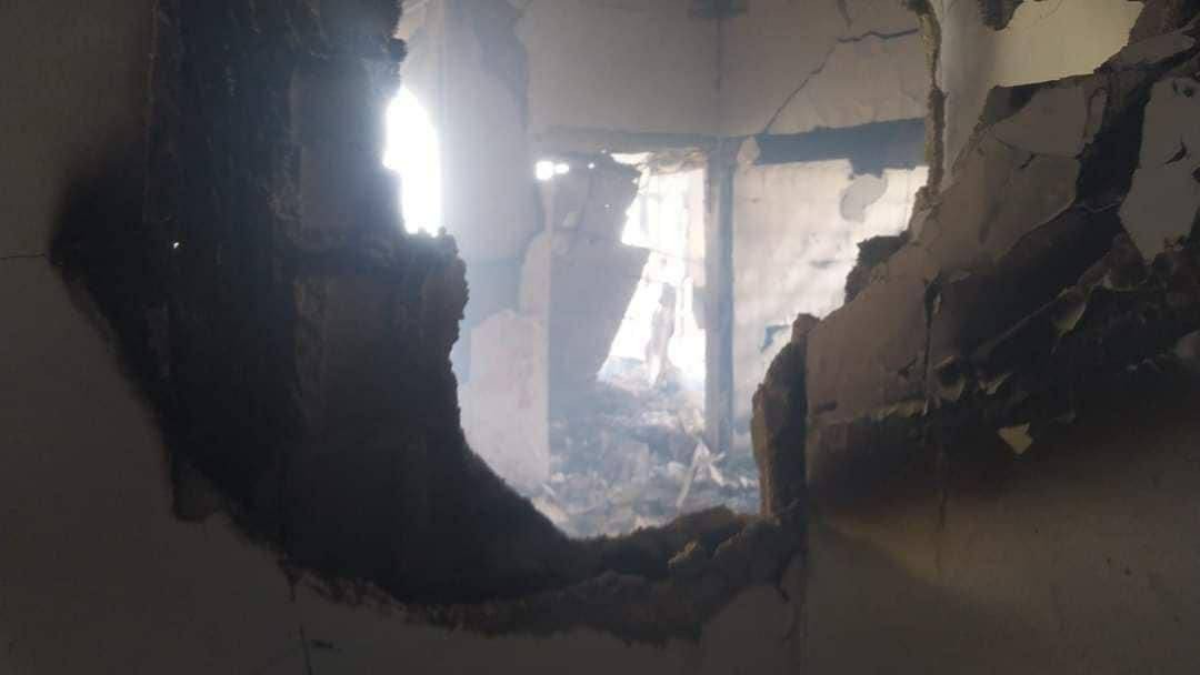منزل المطارد محمود الدبعي عقب استهدافه بالقذائف