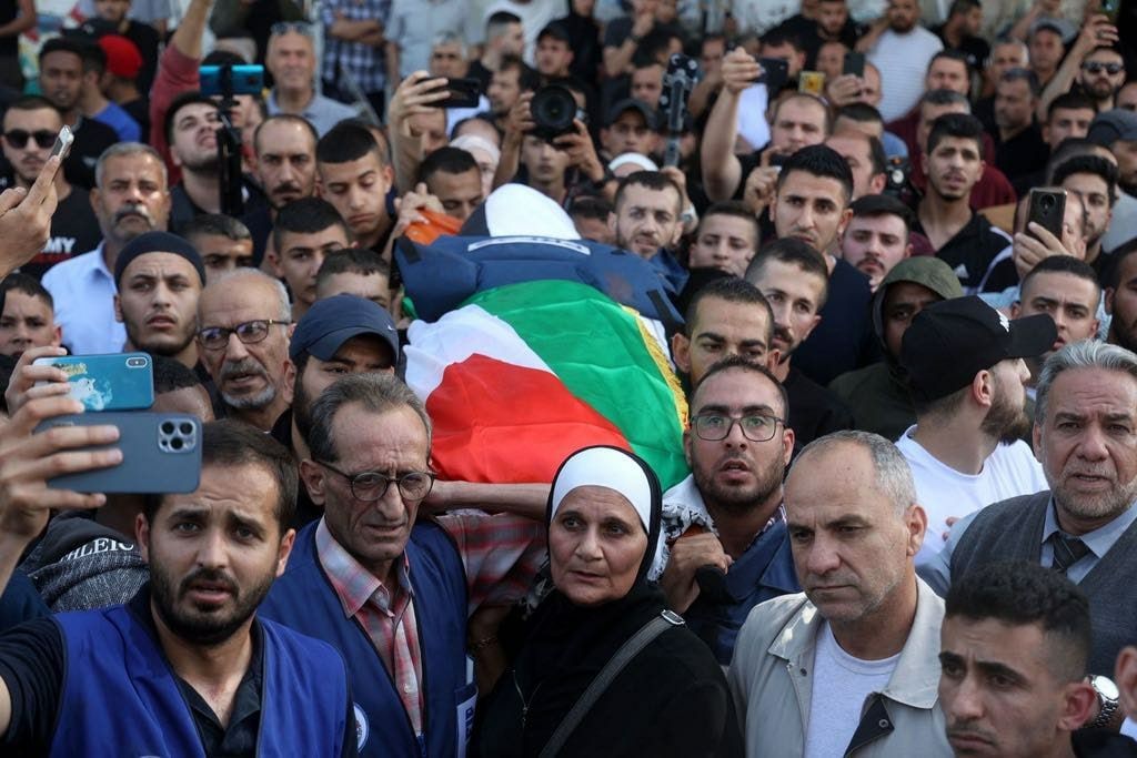 جماهير غفيرة في جنين يُشيعون جثمان الإعلامية الشهيدة شيرين أبو عاقلة