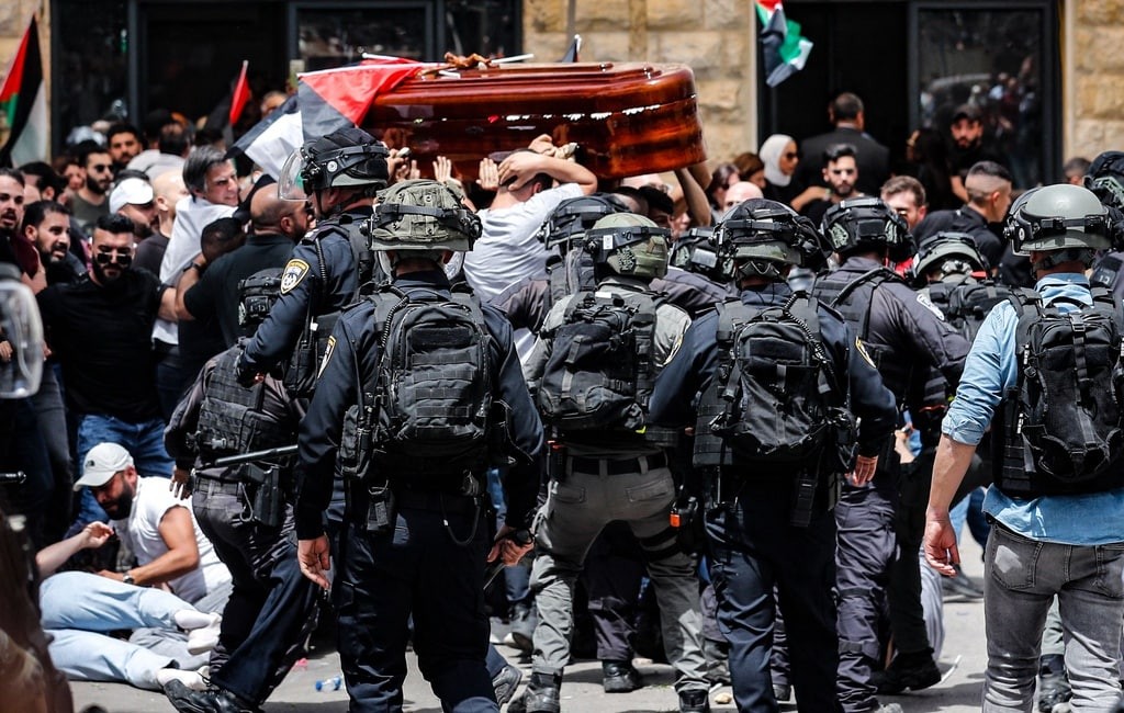 بالفيديو والصور: الاحتلال يقتحم المستشفى الفرنسي بالقدس ويُهاجم جنازة الزميلة أبو عاقلة