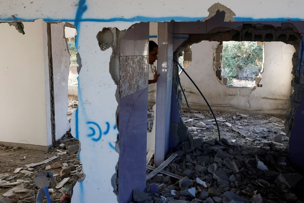 جيش الاحتلال يُفجِّر منزل الأسير عمر جرادات في بلدة سيلة الحارثية غرب جنين
