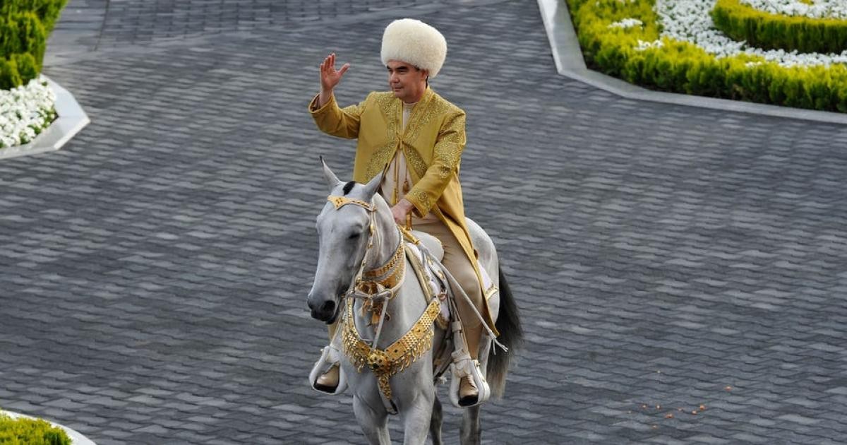 شاهد: إقامة نصب تذكاري في تركمانستان لحصان الرئيس السابق بيردي محمدوف