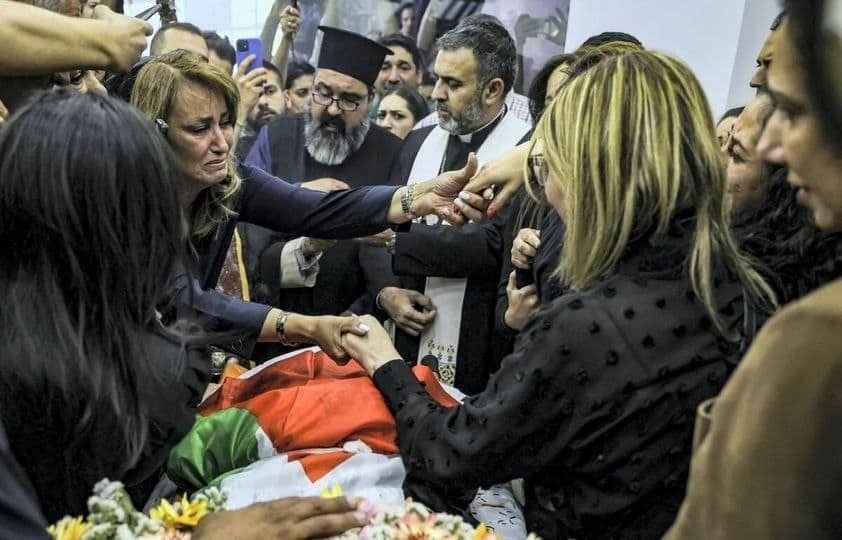 بدء مراسم تشييع جثمان الصحافية الشهيدة شيرين أبو عاقلة في مقر الرئاسة