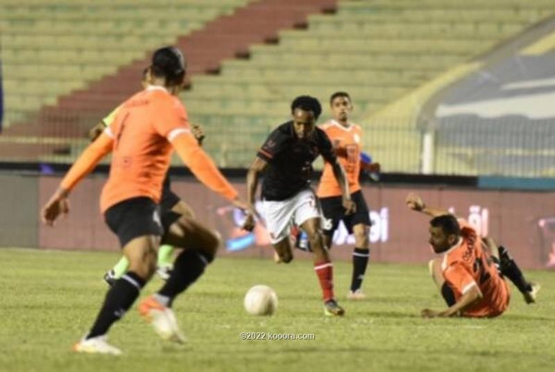 بالصور: الأهلي يواصل المعاناة المحلية بالتعثر أمام البنك