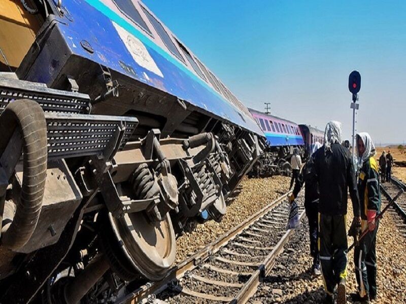 عشرات القتلى والمصابين جراء انحراف قطار عن سِكته وسط إيران