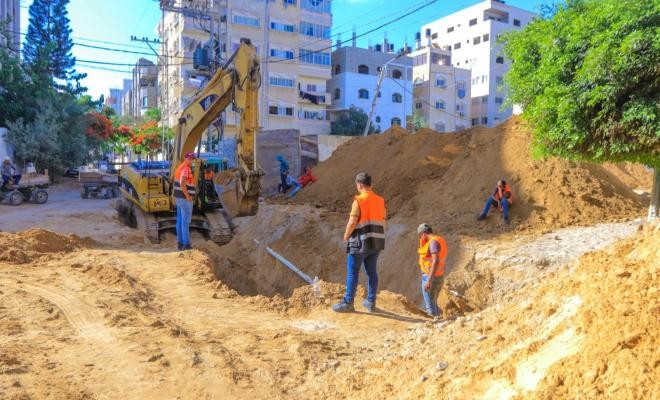 بلدية غزّة تبدأ بتمديد خط صرف صحي جديد غرب حي تل الهوا 