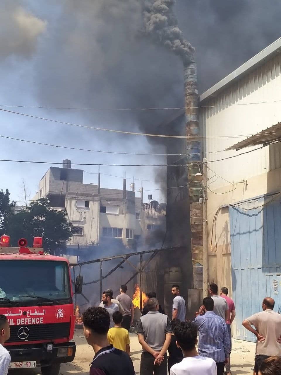 الدفاع المدني يُحاول السيطرة على حريق بمنجرة وسط غزة