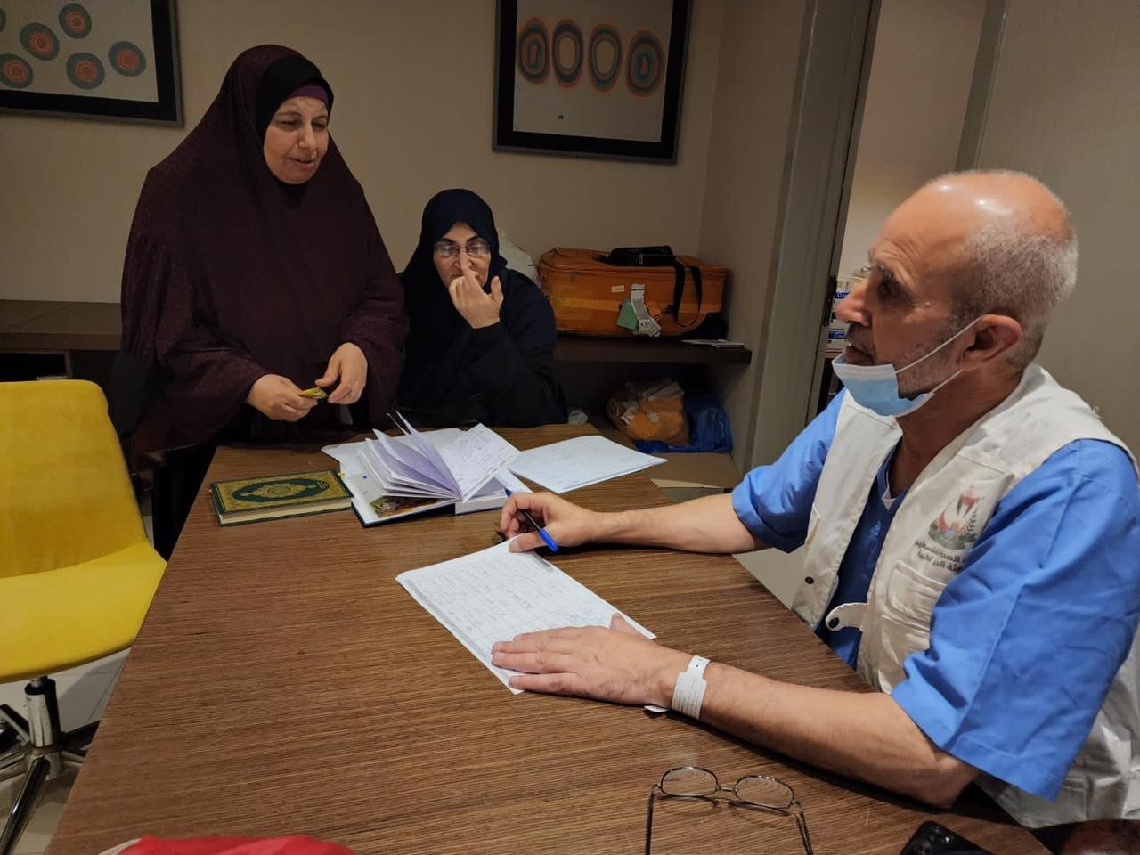 بالصور: تجهيز عيادة طبية للتعامل مع الحالات المرضية لحجاج فلسطين