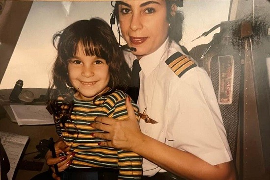 76755-كابتن-نيفين-درويش-وابنتها-في-الطفولة.jpg
