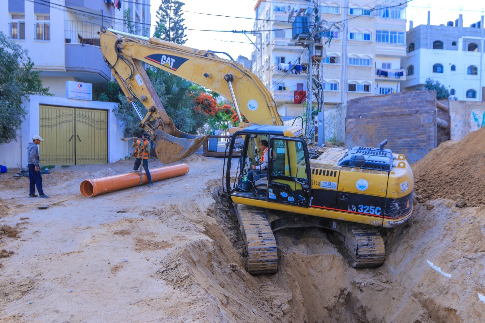 بلدية غزّة تبدأ بتمديد خط صرف صحي جديد غرب حي تل الهوا 