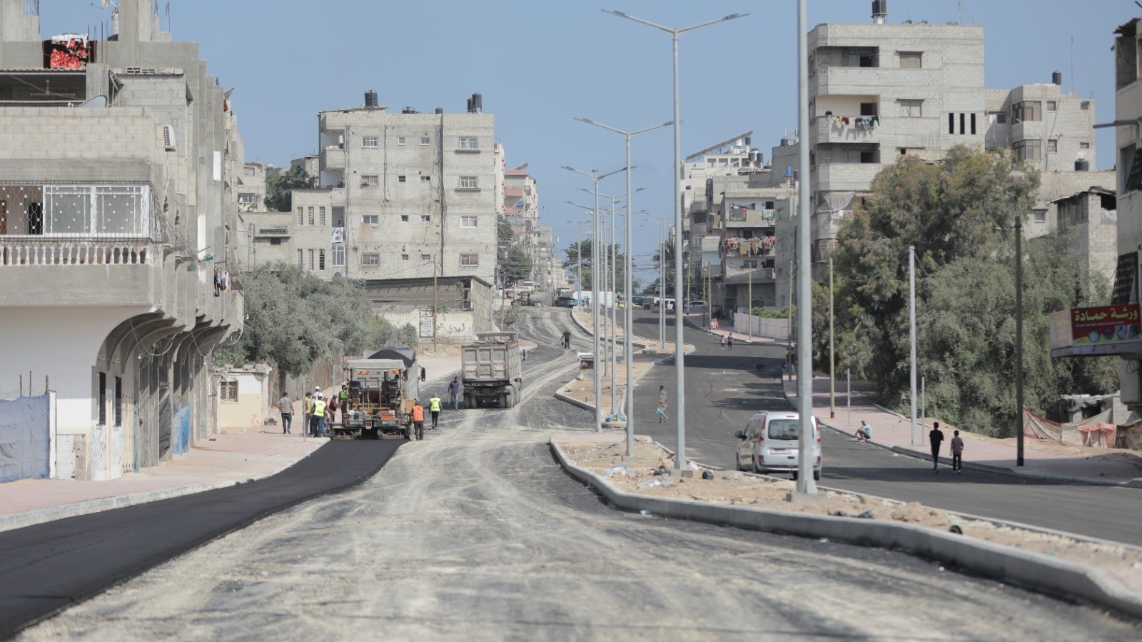 شاهد: بلدية غزة تشرع بتعبيد امتداد شارع خليل الوزير