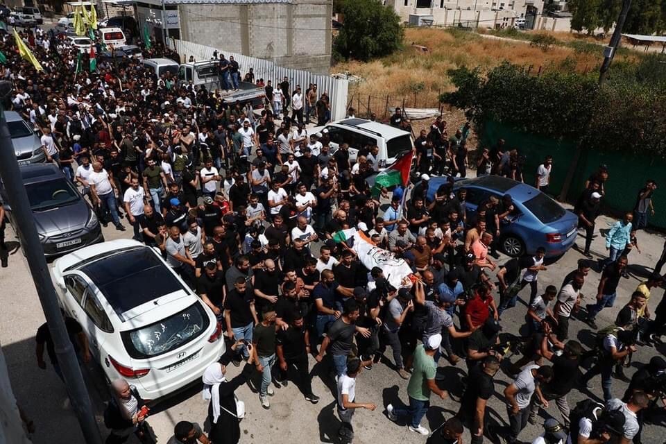 جماهير غفيرة من جنين يُشيعون جثامين الشهداء الثلاثة الذين ارتقوا فجر اليوم برصاص الاحتلال