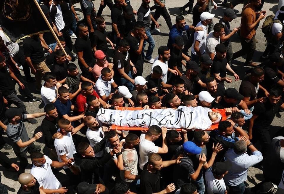 جماهير غفيرة من جنين يُشيعون جثامين الشهداء الثلاثة الذين ارتقوا فجر اليوم برصاص الاحتلال