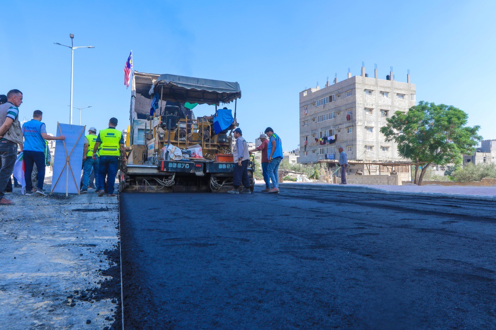 شاهد: بلدية غزة تشرع بتعبيد امتداد شارع خليل الوزير