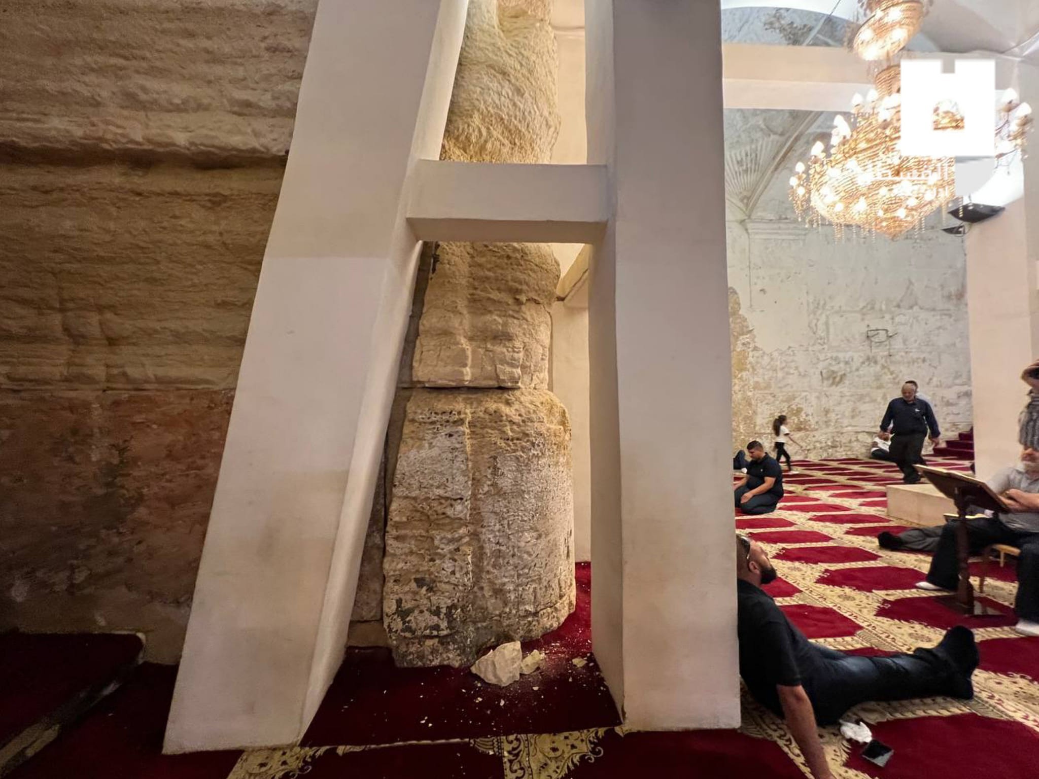 تساقط قطع حجارة من أعمدة المسجد الأقصى المبارك