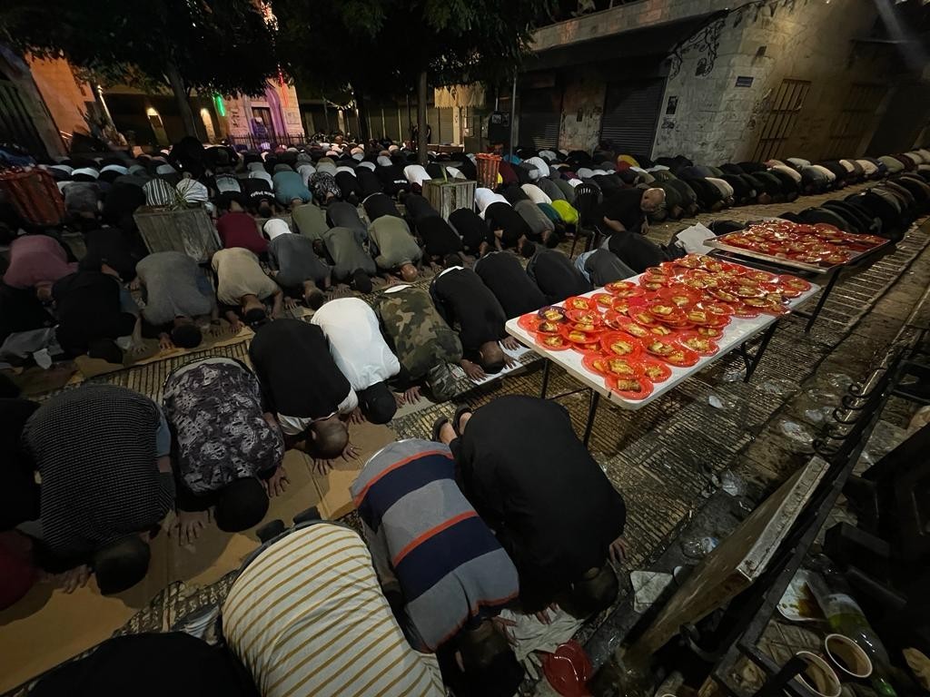 الآلاف يؤدون صلاة الفجر في نابلس استجابة لدعوات "فجر الشهداء"