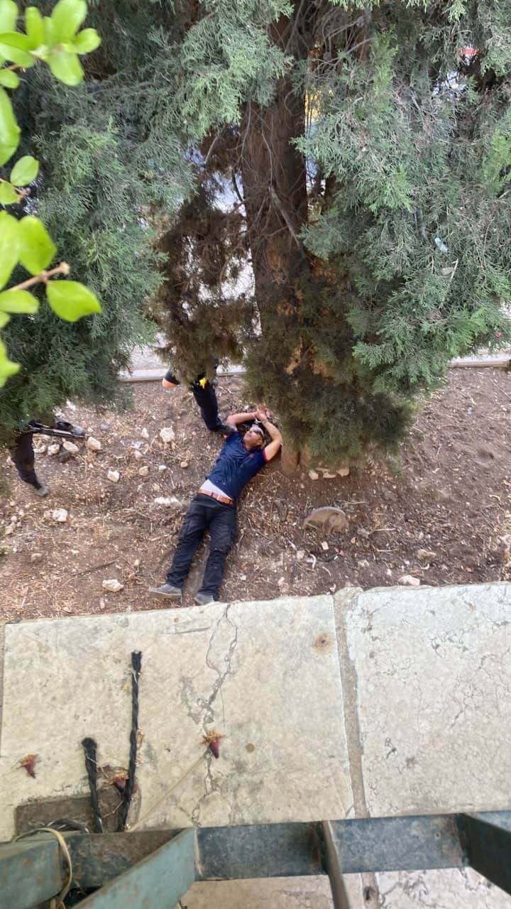شاهد: الاحتلال يُطلق النار على شاب بزعم تنفيذه عملية طعن شرق القدس
