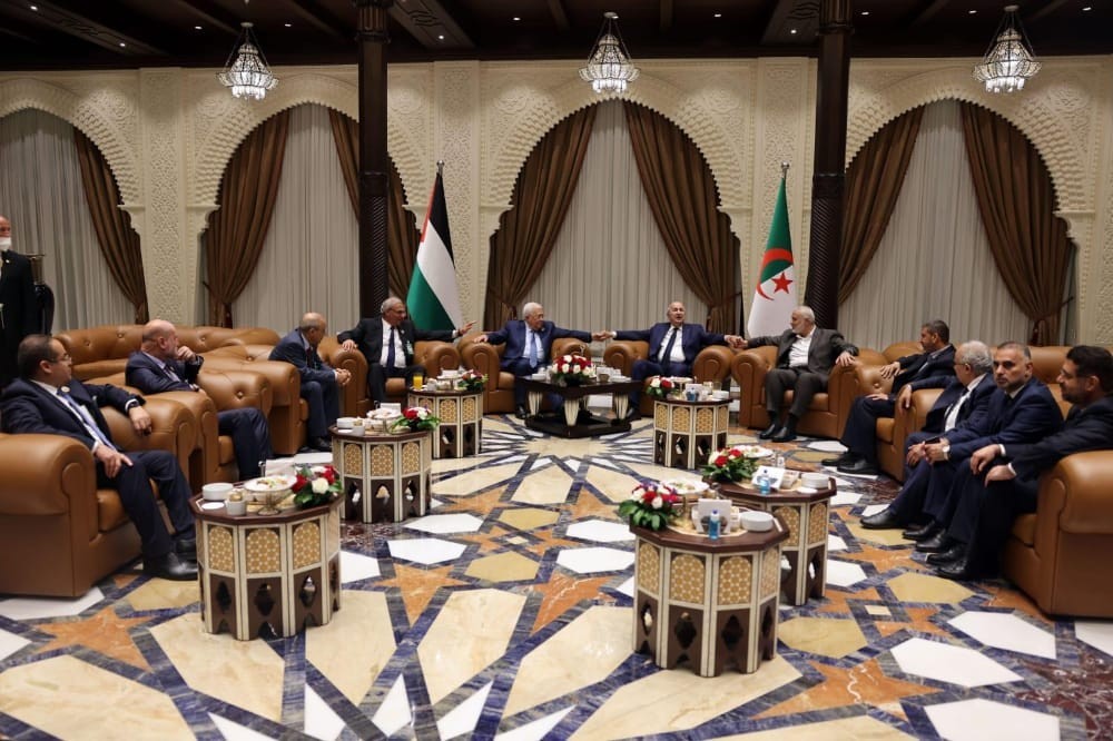 بالصور: الرئيس عباس يلتقي هنية برعاية جزائرية