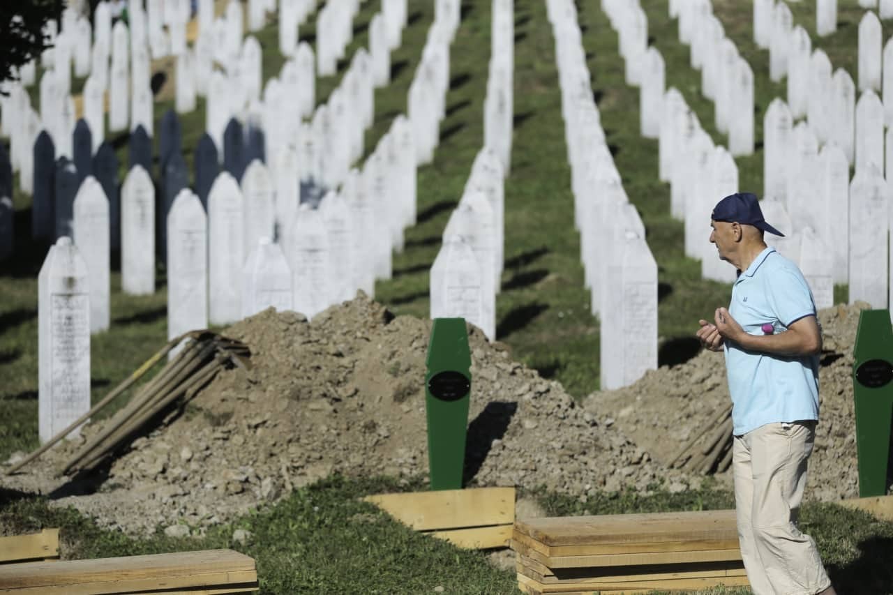 ذوي ضحايا مذبحة "سربرنيتشا" يُقيمون مراسم لدفن رفات 50 ضحية تم تحديد هوياتهم