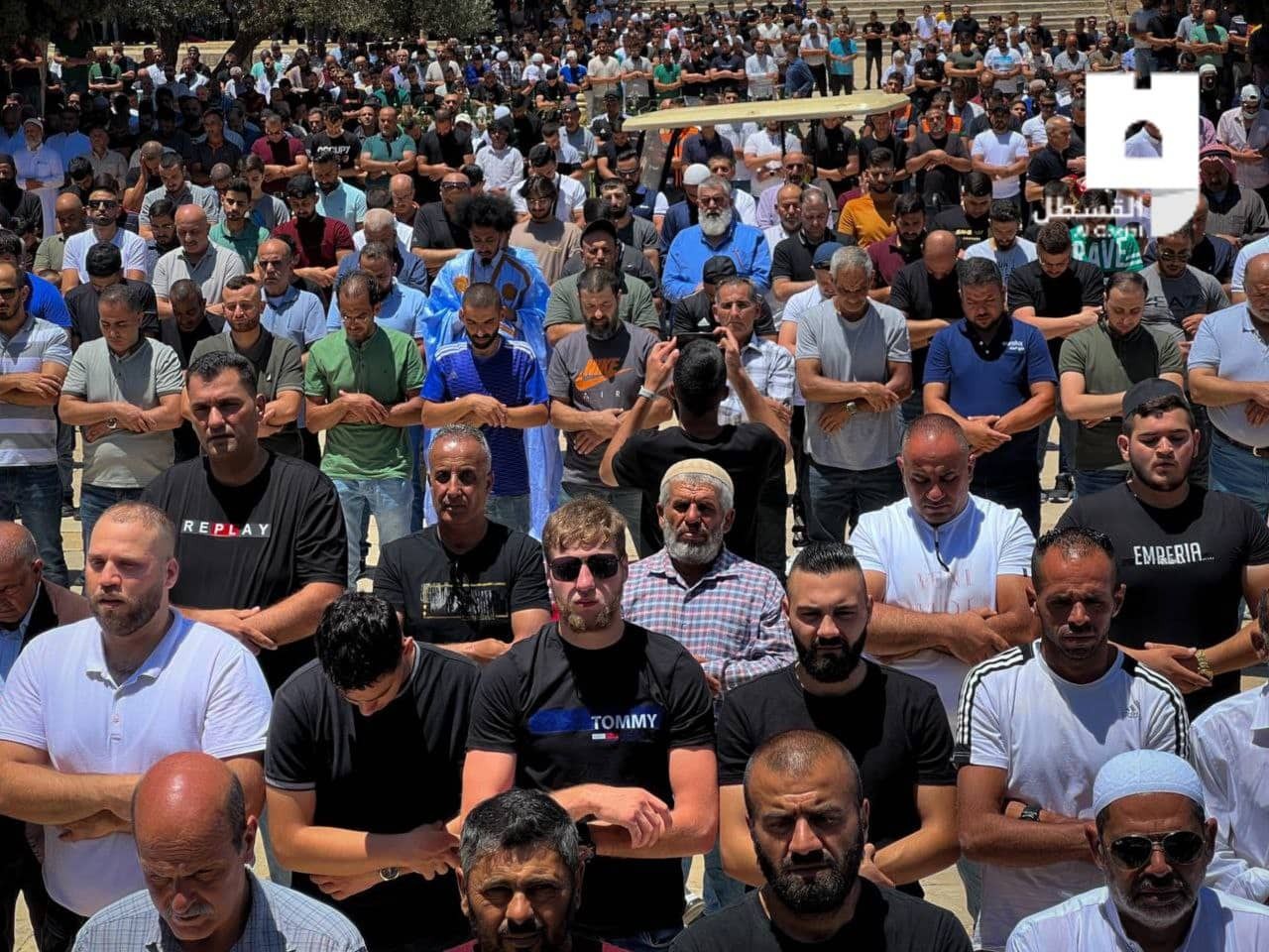 عشرات الآلاف يؤدون صلاة الجمعة بيوم عرفة في باحات المسجد الأقصى المبارك