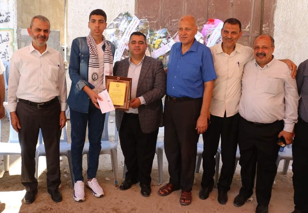 بالصور: المجلس الأعلى للشباب والرياضة يكرم أوائل الثانوية العامة بغزة