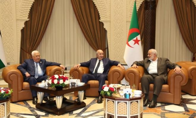 بالصور: الرئيس عباس يلتقي هنية برعاية جزائرية